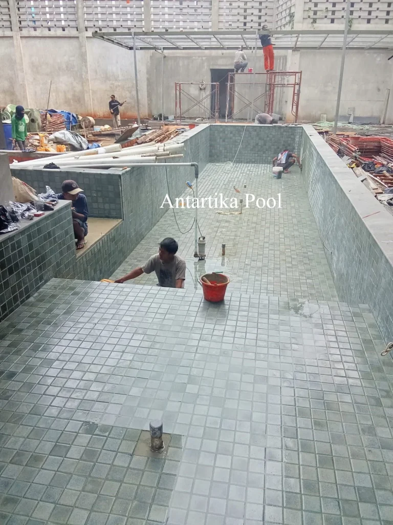 Tahapan Pemasangan Nat Mozaik Kolam Renang agar Tidak Cepat Rusak